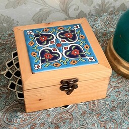 صندوقچه چوبی، مزین شده به کاشی لعاب دار آبی کمرنگ