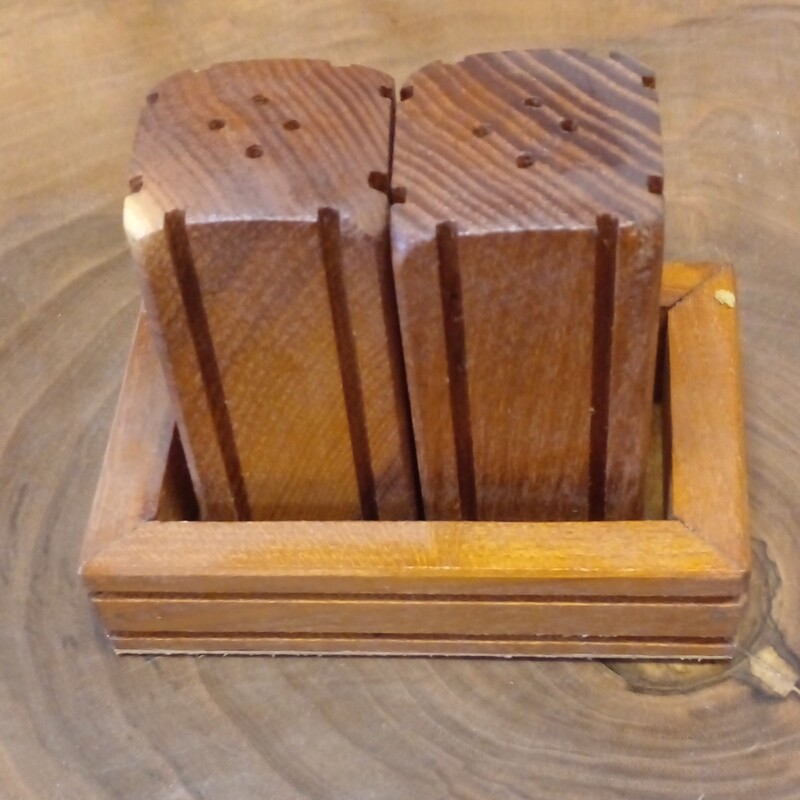 نمکدان چوبی جفتی همراه با استند پوشش دهی  با روغن مخصوص خوراکی 