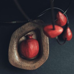 گردن آویز  چوبی زیبای انار  سوغات فصل پاییز