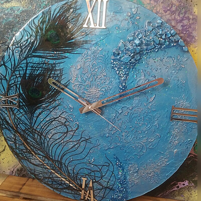 ساعت دیواری رزینی قطر 50 طرح پر طاووس