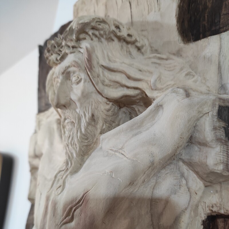 مجسمه چوبی مسیح بر روی تنه چنار اثر استاد هواسبیگی