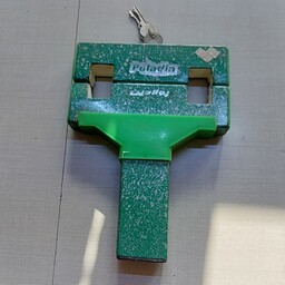 قفل پدال پیکان مدل بالا تولیدی شرکت پولادین همراه با دو کلید زاپاس 