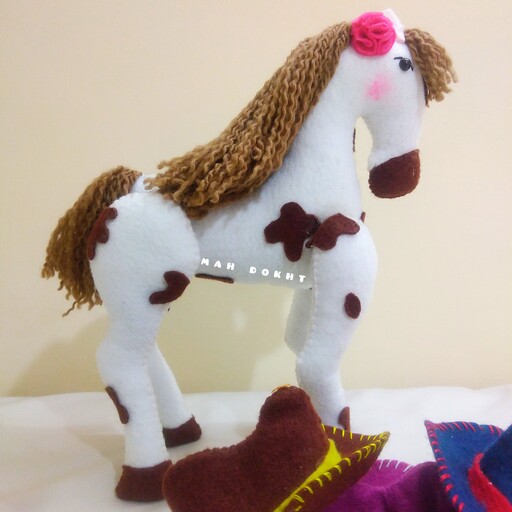 عروسک اسب نمدی مدل دختر  ارتفاع 32 سانتی متر