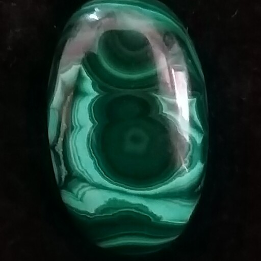 سنگ مالاکیت سبز رنگ به شکل بیضی   m44