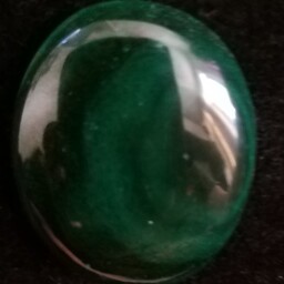 سنگ مالاکیت سبز رنگ به شکل بیضی     m  42