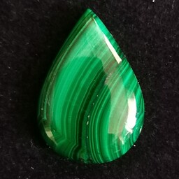 سنگ مالاکیت سبز رنگ زیبا به شکل اشک  m47