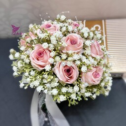 دسته گل عروس با گلهای زیبای رز صورتی و ژیپسوفیلای مصنوعی 