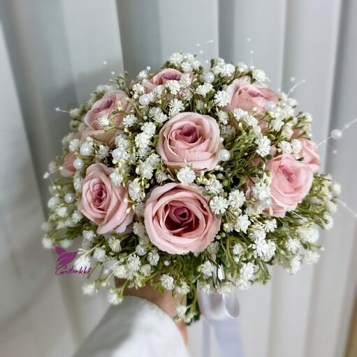 دسته گل عروس با گلهای زیبای رز صورتی و ژیپسوفیلای مصنوعی 