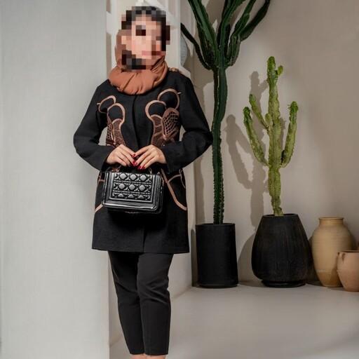 مانتو پاییزه شیک و خاص مدل مهرسانا
مخمل کبریتی و طرح رو لباس گلدوزی
سایزبندی 36 تا 50 
