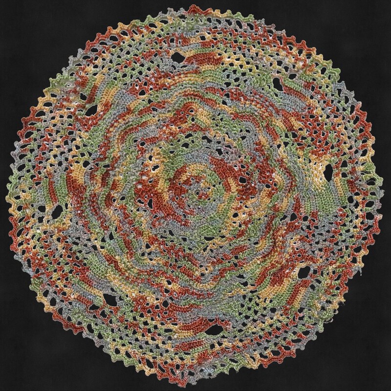 رومیزی قلاب بافی با نخ ابریشمی هفت رنگ به قطر 28 سانتی متر
