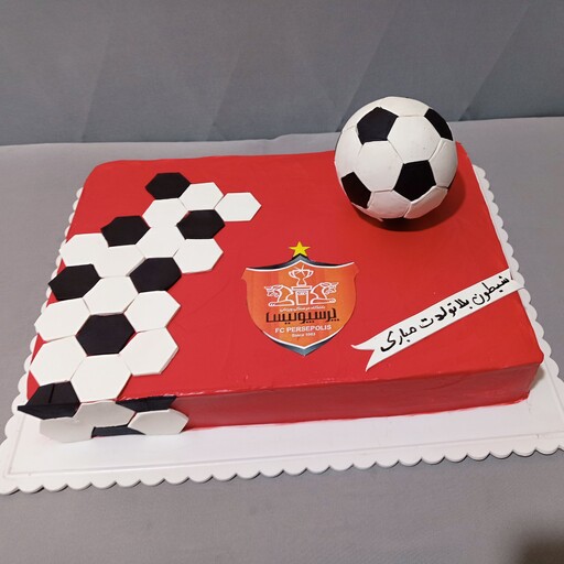 کیک مستعطیل فوتبال پرسپولیسی با تاپر توپ فوتبالی 