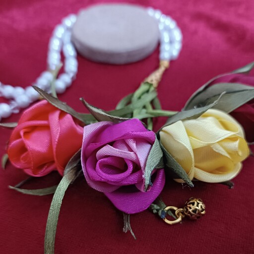تسبیح کریستالی ومرواریدی 100 تایی با 3عدد گل رز غنچه، بسیار زیبا و با کیفیت، در رنگهای مختلف 