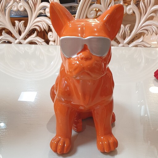 مجسمه سگ عینکی پلی رزین در سه رنگ قرمز نارنجی مشکی