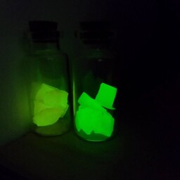 بطری اتاق خواب شب تاب پر شده با سنگ سبز فسفری