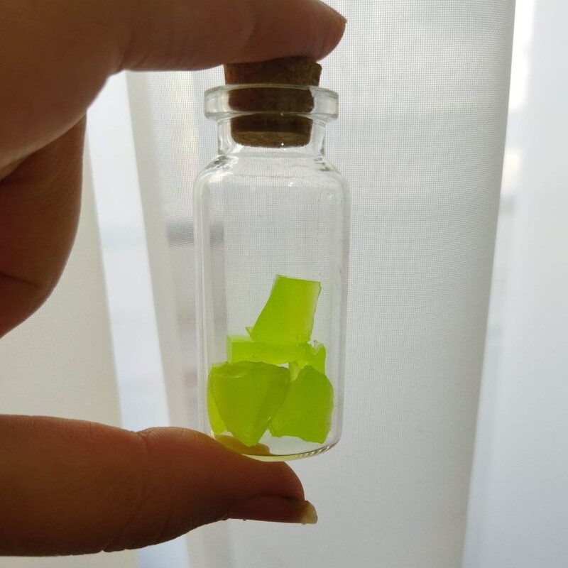 بطری اتاق خواب شب تاب پر شده با سنگ سبز فسفری