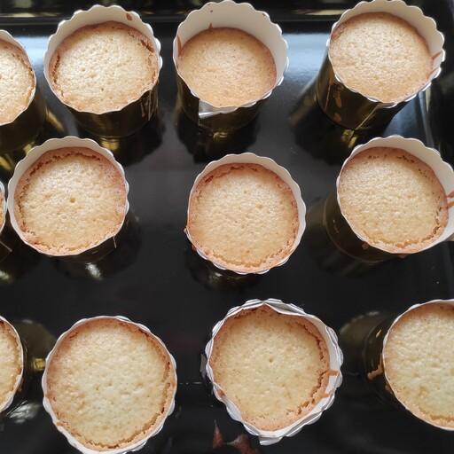 کاپ کیک های خامه ای خانگی با اسفنج وانیلی مناسب برای جشن های شما و تزیین  میزهای پذیرایی
