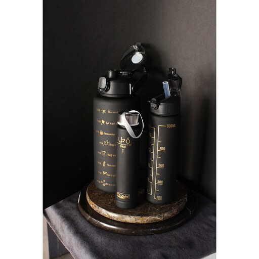 قمقمه  سه تایی مشکی با رو نوشت طلایی بدون نشتی

Black three-piece thermos with golden writing without leakage

