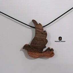 گردنبند چوبی دستساز طرح پرنده(چوب گردو)خاص ترین دست سازه های چوب و رزین (ارسال رایگان) 