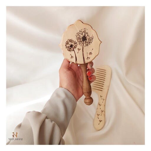آینه چوبی دسته دار ست با شانه چوبی ،طرح سوختنگاری شده با هویه دستی 