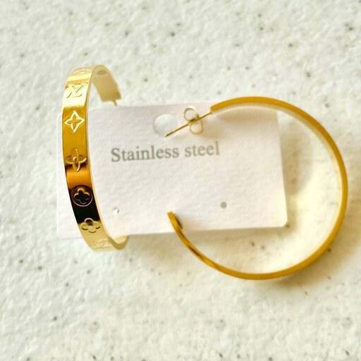 گوشواره استیل حلقه ای نیم بند با نقش گل طلایی و نقره ای