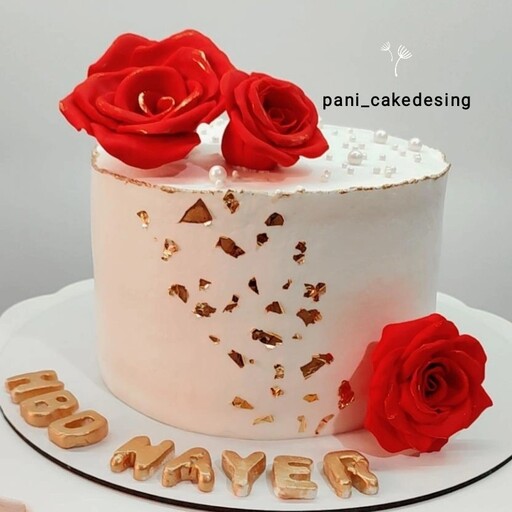 کیک خانگی خامه ای باوزن 2500گرم با تزئین گلهای شکری