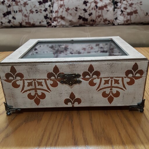 جعبه ی چوبی در شیشه ای  3لاین پتینه شده با رنگ کرم و حنایی و برنز