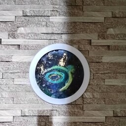 تابلو دکوراتیو با قاب سفید وطرح شب و کهکشان راه شیری کار شده با رزین روی بیس چوبی با قطر تقریبی 25 سانت