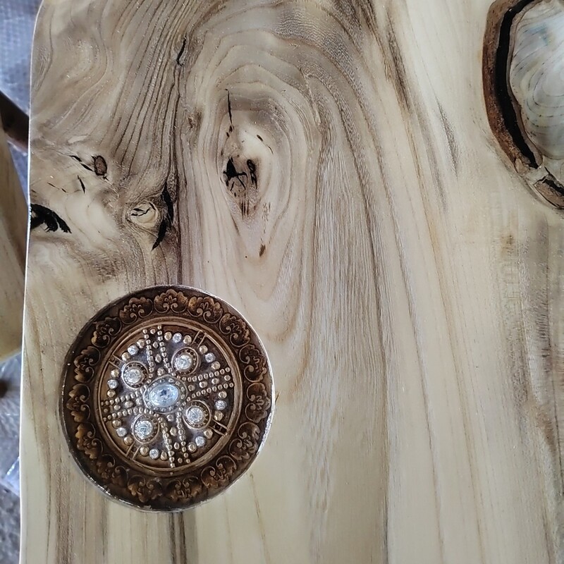 جلو مبلی وعسلی از جنس چوب خوش نقش گردو، که قسمتهایی با رزین کار شده است جلو مبلی به ابعاد 45 در 25 سانت