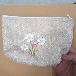 کیف لوازم آرایش .با گل دوزی گل بابونه دست دوز .کرمی رنگ 