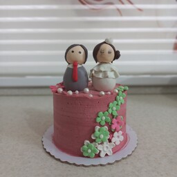 مینی کیک با تزئین فوندانت طرح عروس و داماد