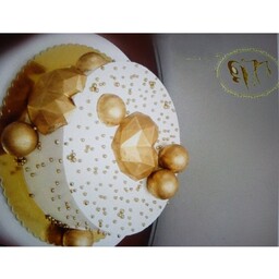 کیک تولد سفید و طلایی 