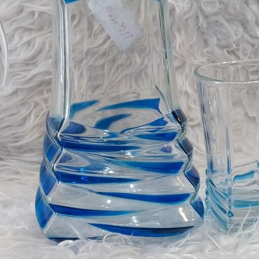 پارچ و لیوان شیشه ای  رنگی ساخت چین ارتفاع پارچ 24س و ارتفاع لیوان 12س  رنگ آبی  شامل یه عدد پارچ و چهار عدد لیوان 