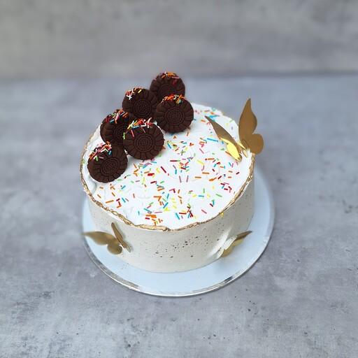کیک تولد خامه ای با فیلینگ موز گردو شکلات چیپسی همراه 