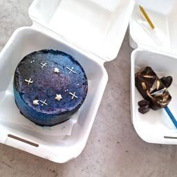 بنتو کیک کهکشانی همراه با یک لایه فیلینگ موز گردو شکلات چیپسی مناسبت برای 2تا3نفر
