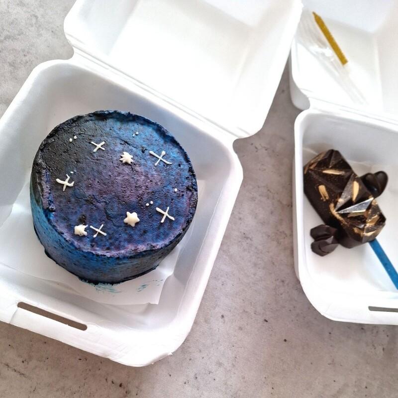 بنتو کیک کهکشانی همراه با یک لایه فیلینگ موز گردو شکلات چیپسی مناسبت برای 2تا3نفر