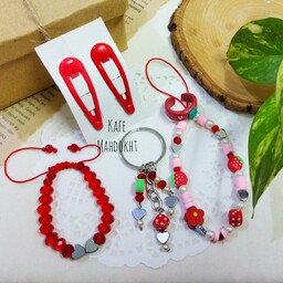 پک هدیه ی دخترانه قرمز،شامل جاکلیدی،دستبند،انگشترخمیری،گیره تق تقی،آویز موبایل