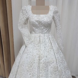 لباس عروس  باشکوه و زیبامدل اسکارلت جدید  با متریال درجه یک از بهترین نوع ساتن آمریکایی و دانتل پر کار  براق  