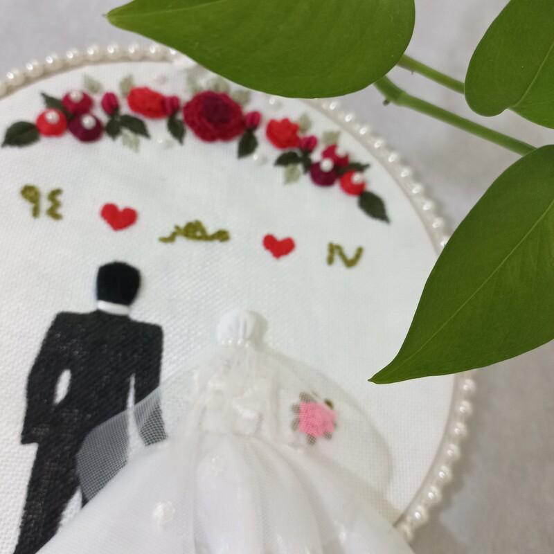قاب دیوارکوب گلدوزی شده عروس با حجاب و داماد قطر حدود 20 سانتی متر