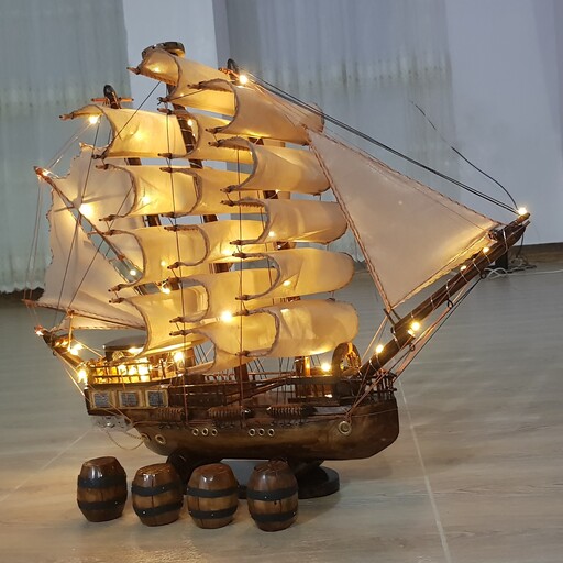 ماکت کشتی چوبی بادبانی مدل ( سلاطین) با لامپ ریسه ای