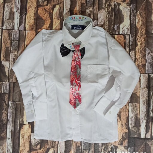 پیراهن سفید پسرانه همراه با کراوات زرشکی یا بنفش و پاپیون