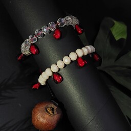 دستبند جذاب و زیبای پاییزی،دانه انار،کار شده با کریستال برش خورده،در دو رنگ سفید و صورتی روشن