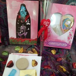 پک حجاب 
 محصولات داخل جعبه شامل یک عدد روسری و سجاده  عطر  پیکسل طرح دخترانه ، مهر و تسبیح 
 هدیه ای