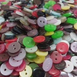 دکمه صدف پک 50 تایی دوسوراخ رنگی یک سانتیمتری در رنگهای متفاوت دکمه پیراهن مردانه