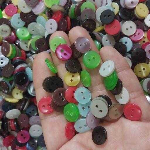 دکمه صدف پک 50 تایی دوسوراخ رنگی یک سانتیمتری در رنگهای متفاوت دکمه پیراهن مردانه