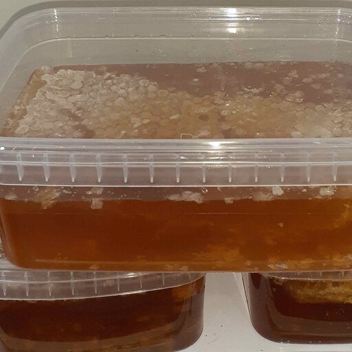 عسل مخلوط  یعنی ترکیبی از عسل با موم و شهد  که بصورت مساوی 50 در 50 از عسل با موم و عسل شهد در بسته یک کیلویی قابل عرضه 