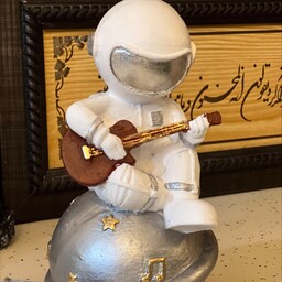 مجسمه فضانورد گیتارزن