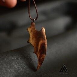 گردنبند چوبی طرح بال خفاش (بتمن)