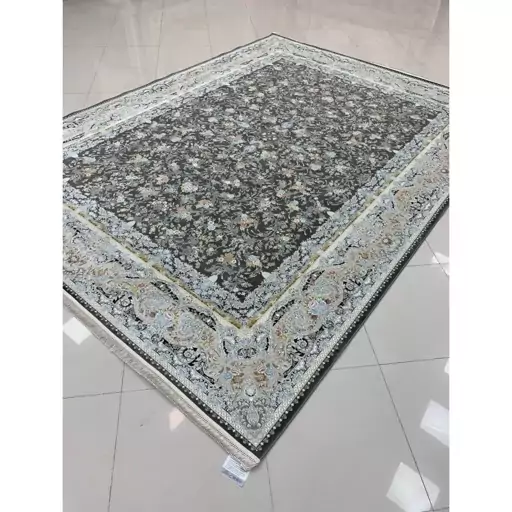 فرش ماشینی 1500 شانه گل برجسته اصل تراکم 4500 طرح روژان زمینه ذغالی 12 متری جنس اکرولیک