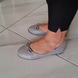 کفش راحتی زنانه شیک و ساده بدون پاشنه قالب استاندارد مدل شَنل رنگ فیلی