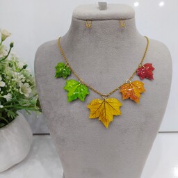 گردنبند تک پنج برگ طیف پنج رنگ نماد گذر فصل ها  با اتصالات رنگ ثابت و ضد حساسیت مناسب تمام سنین